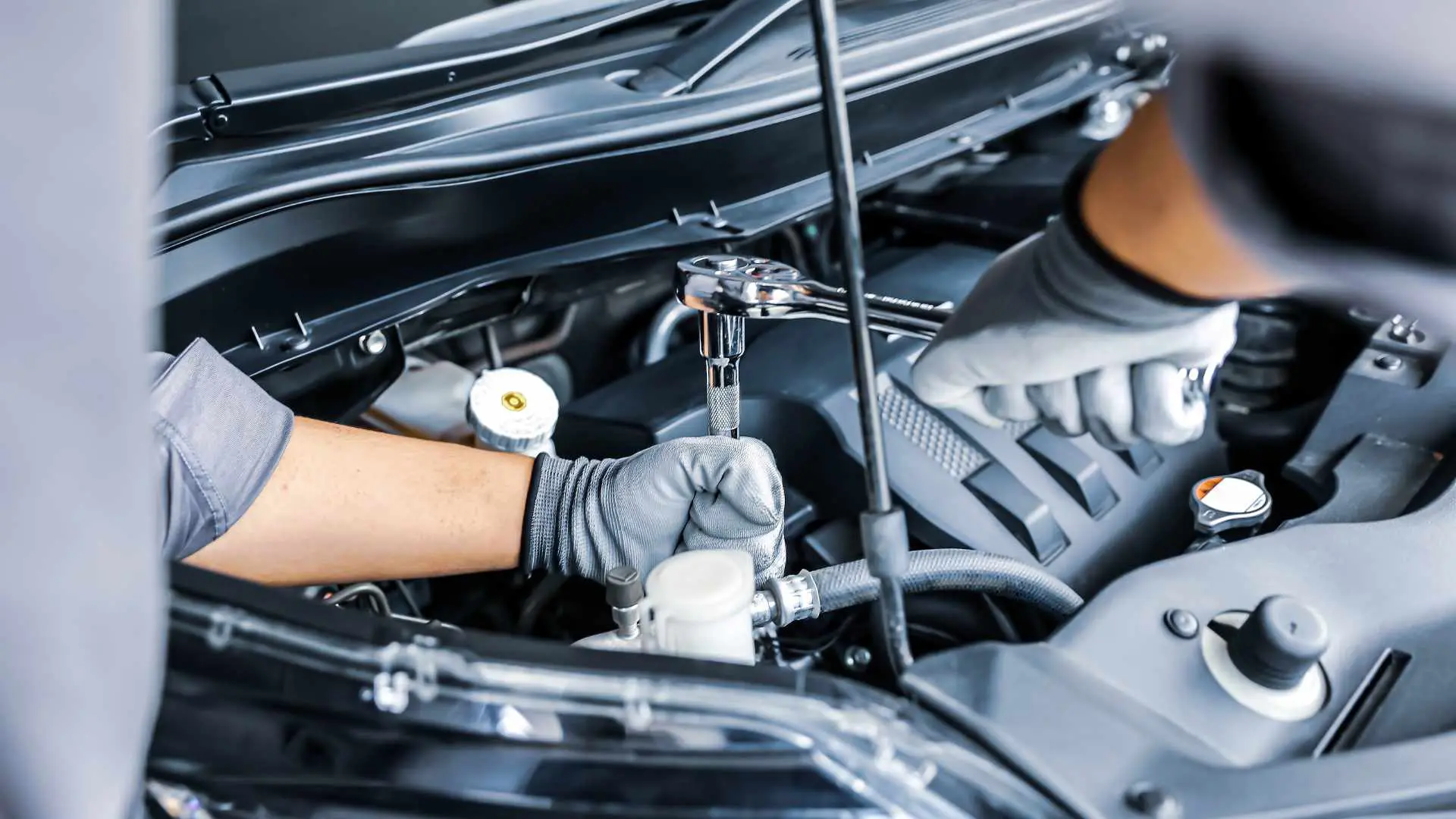 Kfz-Mechatroniker bei der Arbeit in der Werkstatt von Auto Gerlach